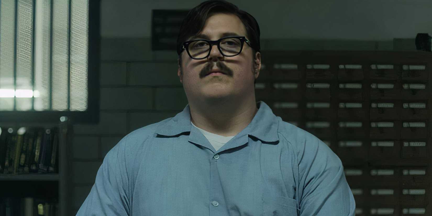Image of Cameron Britton's portrayal of Ed Kemper in Mindhunter looking offscreen