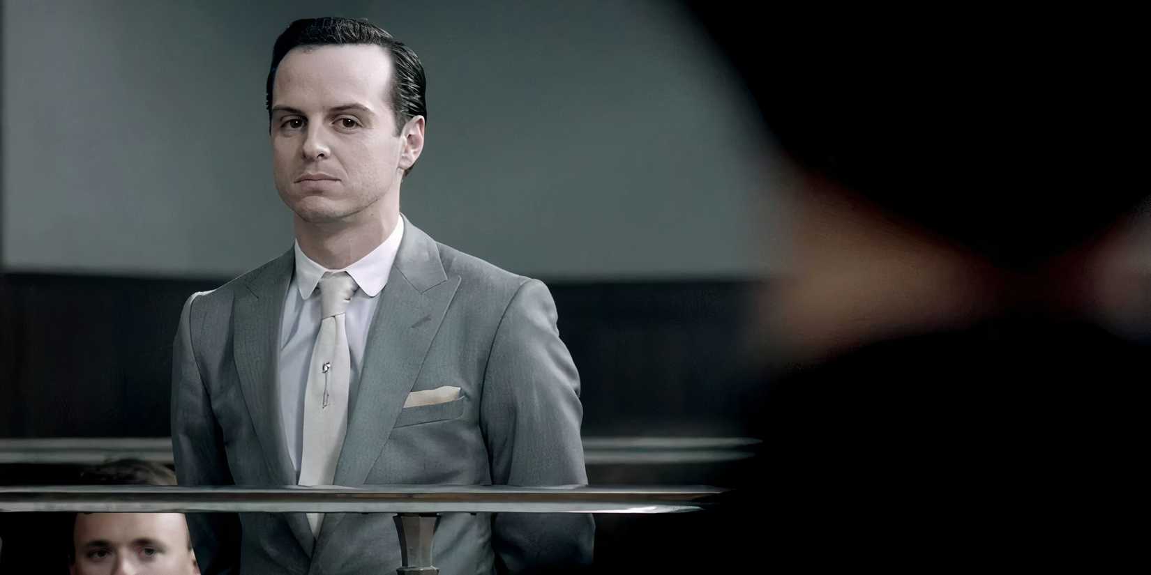 Andrew Scott como Jim Moriarty em Sherlock.