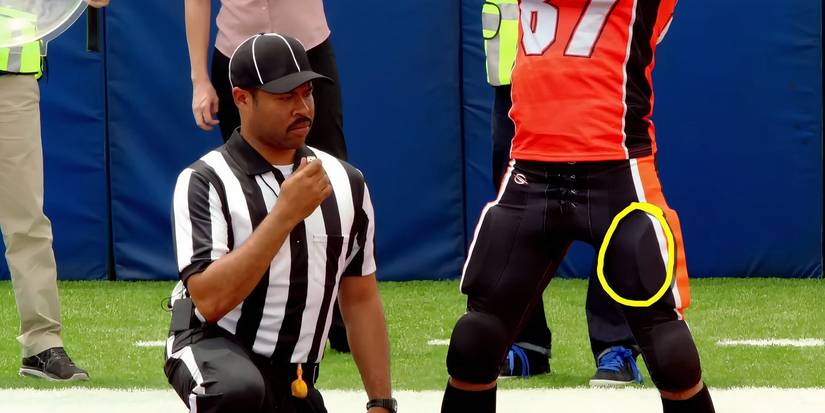 Peele's referee looks at Key's footballer's stride in Key & Peele
