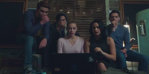 Archie, Jughead, Betty, Veronica & Kevin Keller look at a computer In Riverdale Season 1, Episode, 12, Chapter Twelve: Anatomy of a Murder