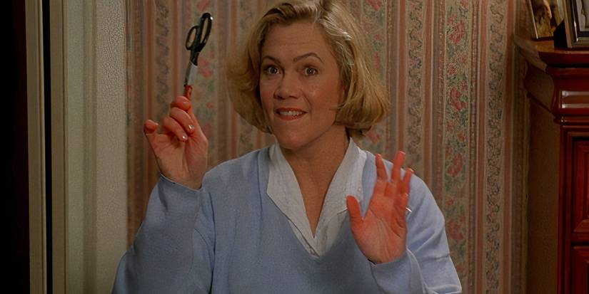 Beverly (Kathleen Turner) prestes a jogar tesouras ensanguentadas em Serial Mom