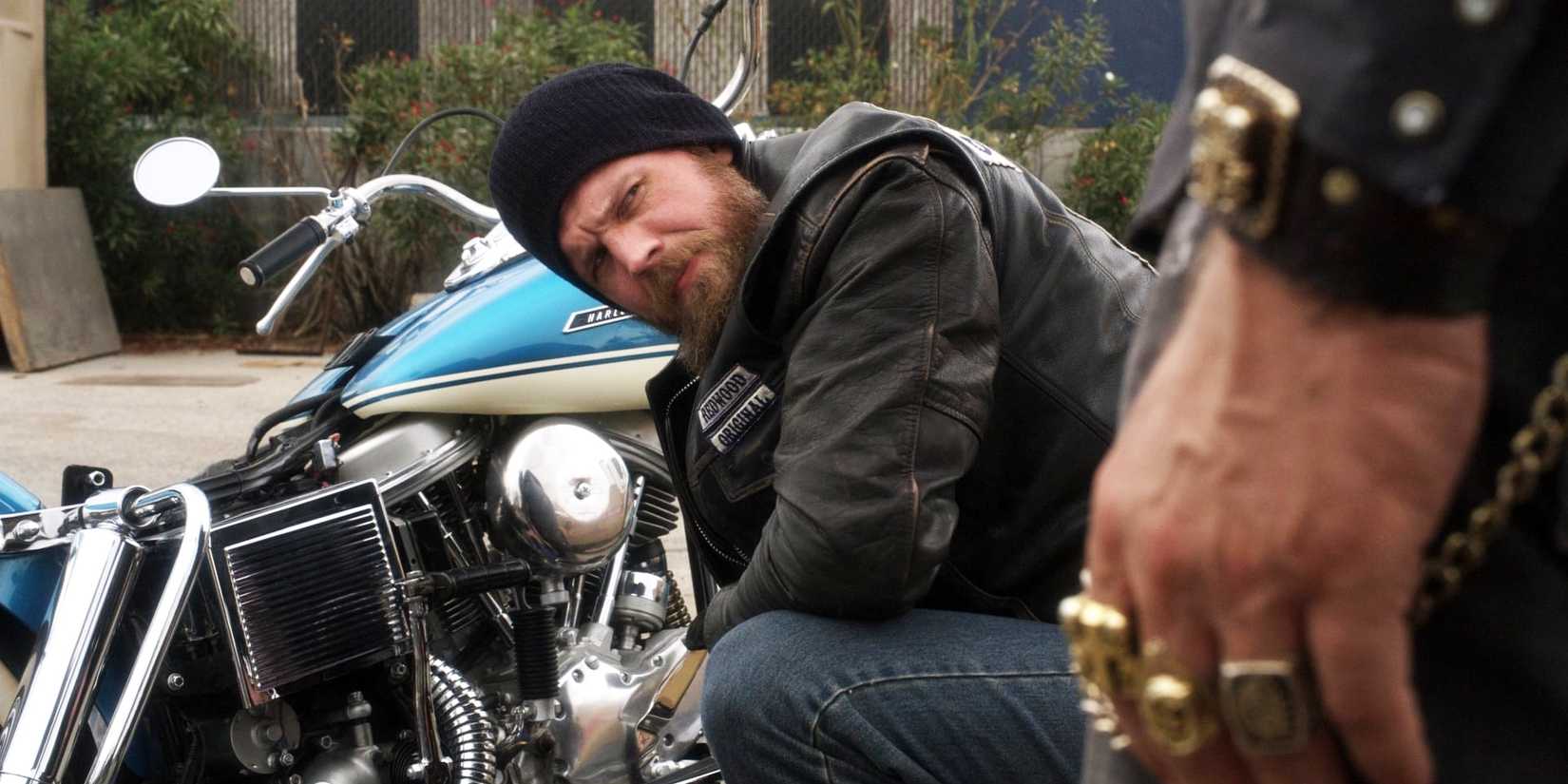 Ryan Hurst como Opie consertando uma moto em Sons of Anarchy