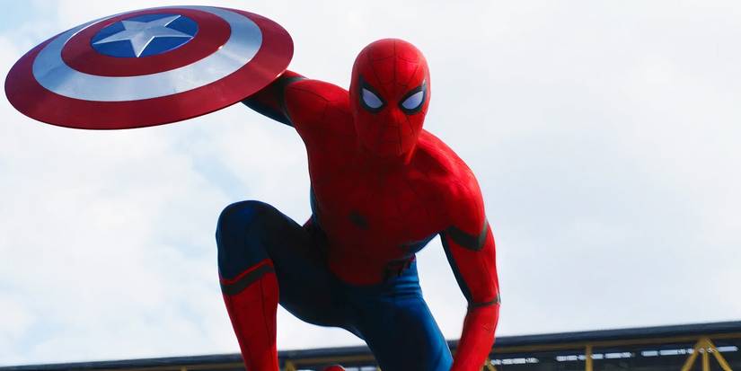 Homem-Aranha com o escudo do Capitão América em Capitão América: Guerra Civil