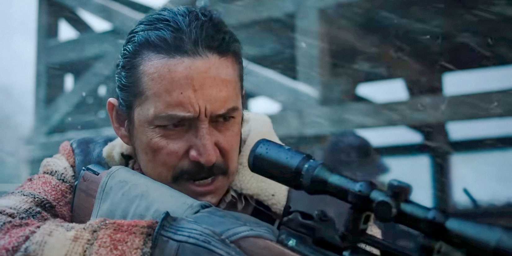 Томми Миллер (Габриэль Луна) целится из винтовки в The Last of Us, 2 сезон