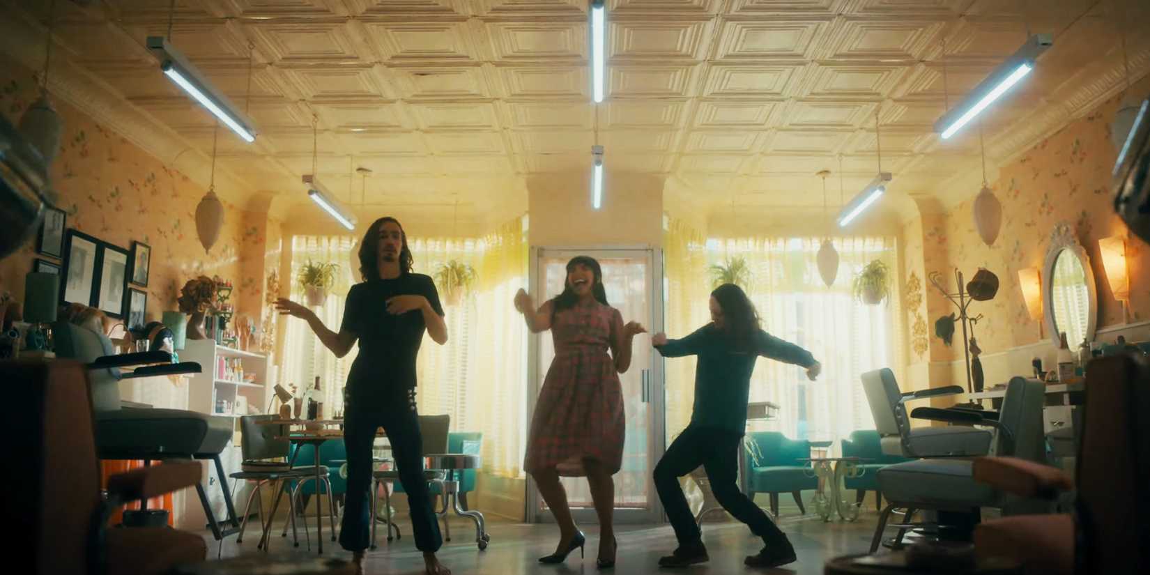 Klaus, Allison e Viktor de The Umbrella Academy dançando no salão de cabeleireiro na 2ª temporada