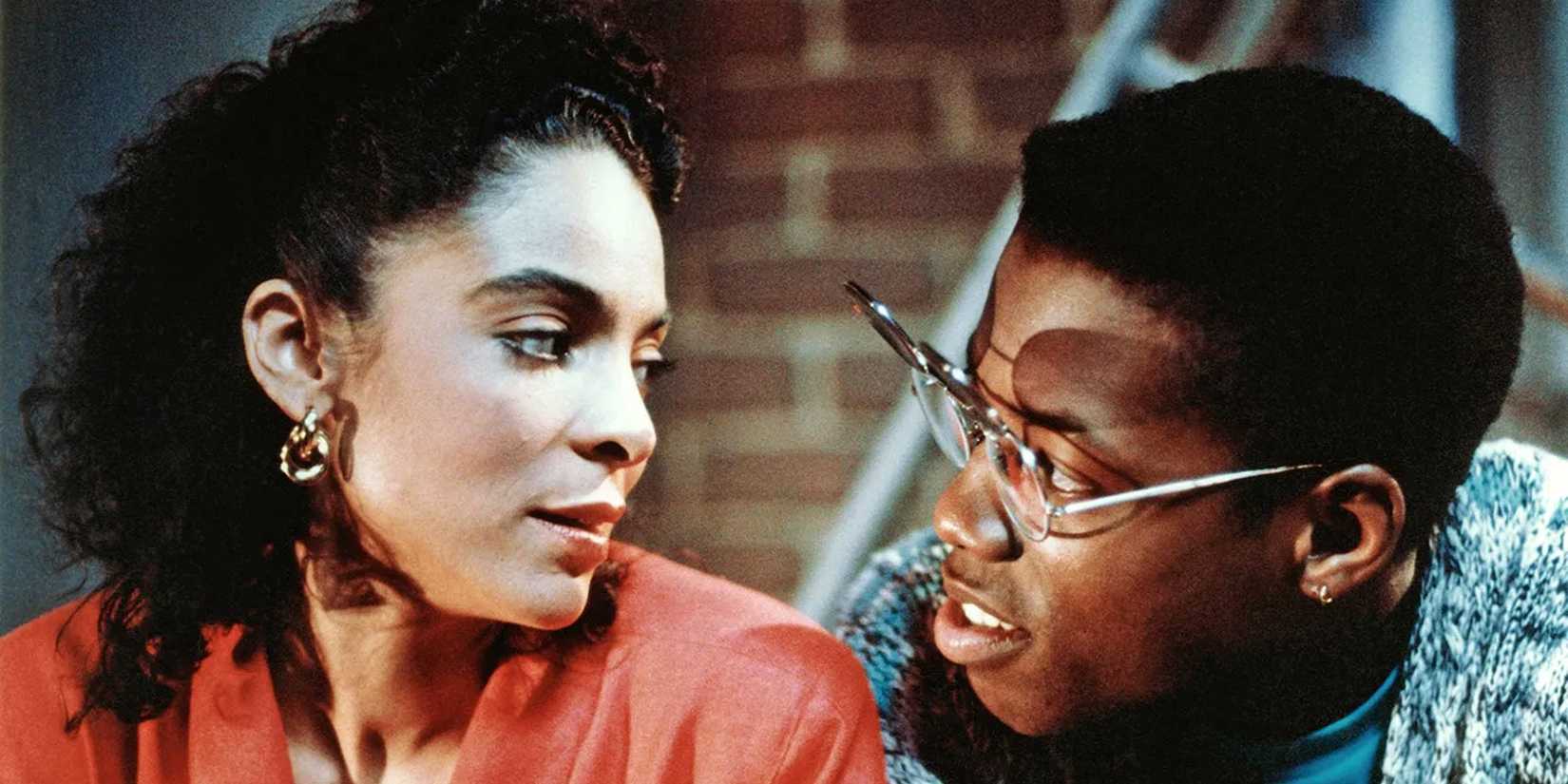 Whitley (Jasmine Guy) and Dwayne (Kadeem Hardison) talking to one another in A Different World