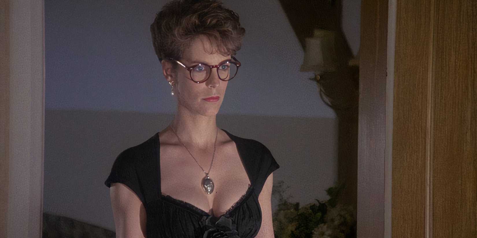 Jamie Lee Curtis sebagai Wanda yang melotot pada sesuatu di A Fish Called Wanda.
