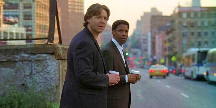 Denzel Washington and Russell Crowe looking at something on the road in American Gangster