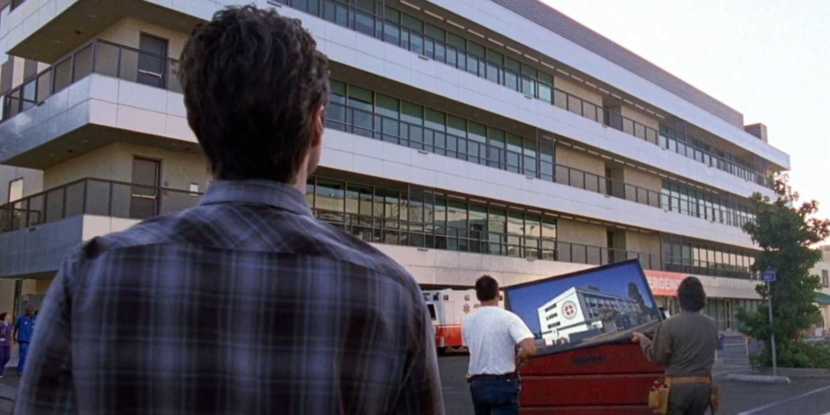 JD olhando para o novo Hospital Sacred Heart no revival de Scrubs