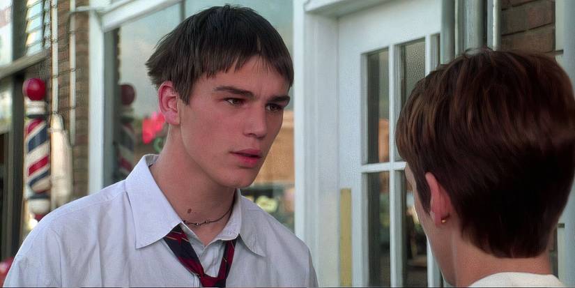 Josh Hartnett as John Tate looking at Laurie Strode In Halloween H20: 20 Years Later