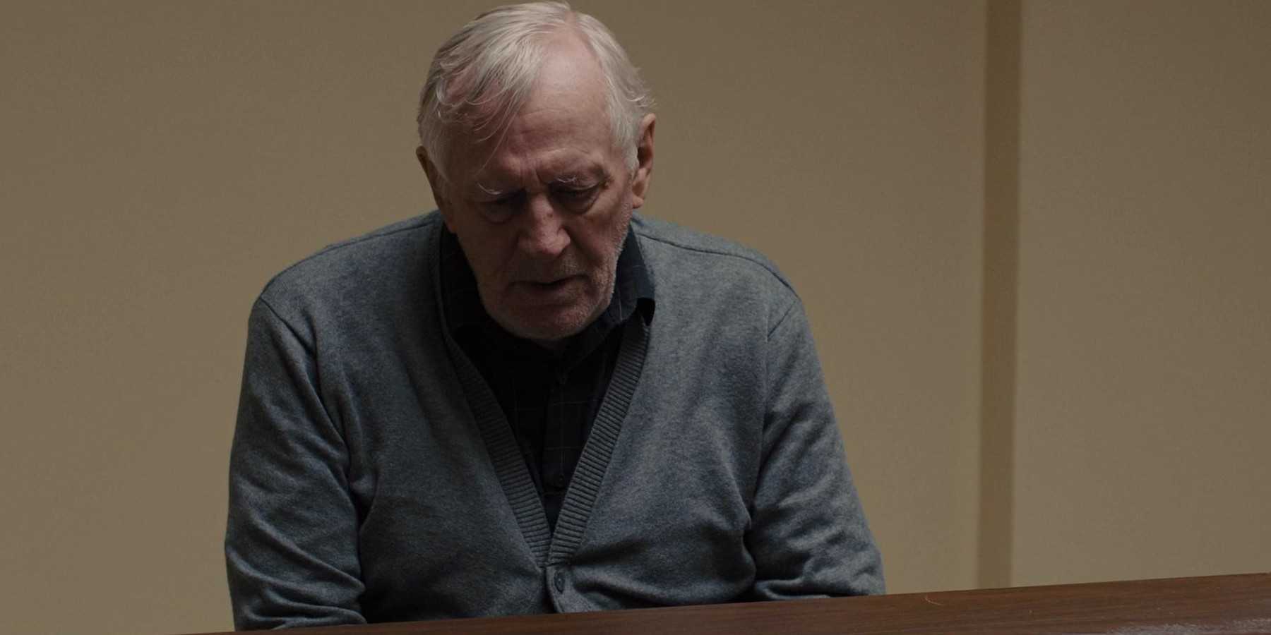 The priest looking down in Prisoners (2013)