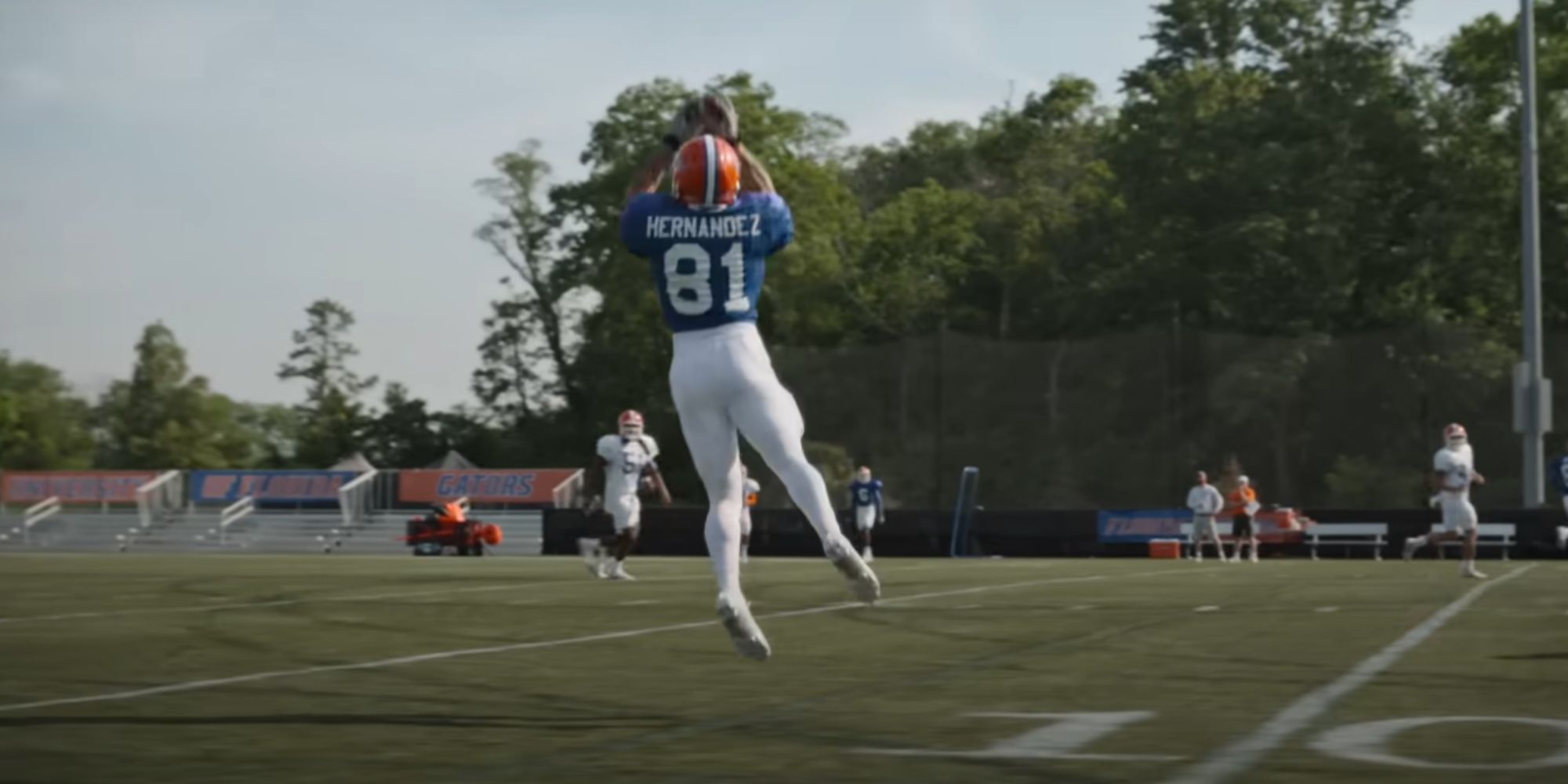 American Sports Story le ofrece a este actor su debut en la NFL 8 años después de dejar el fútbol