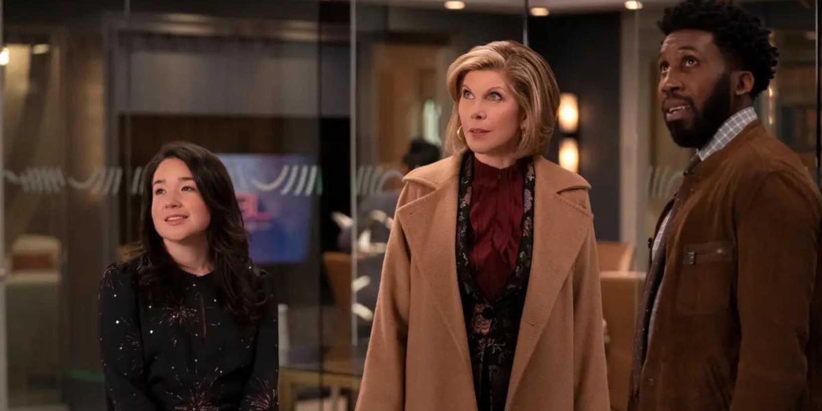 Marissa e Diane em The Good Fight em pé com um homem negro