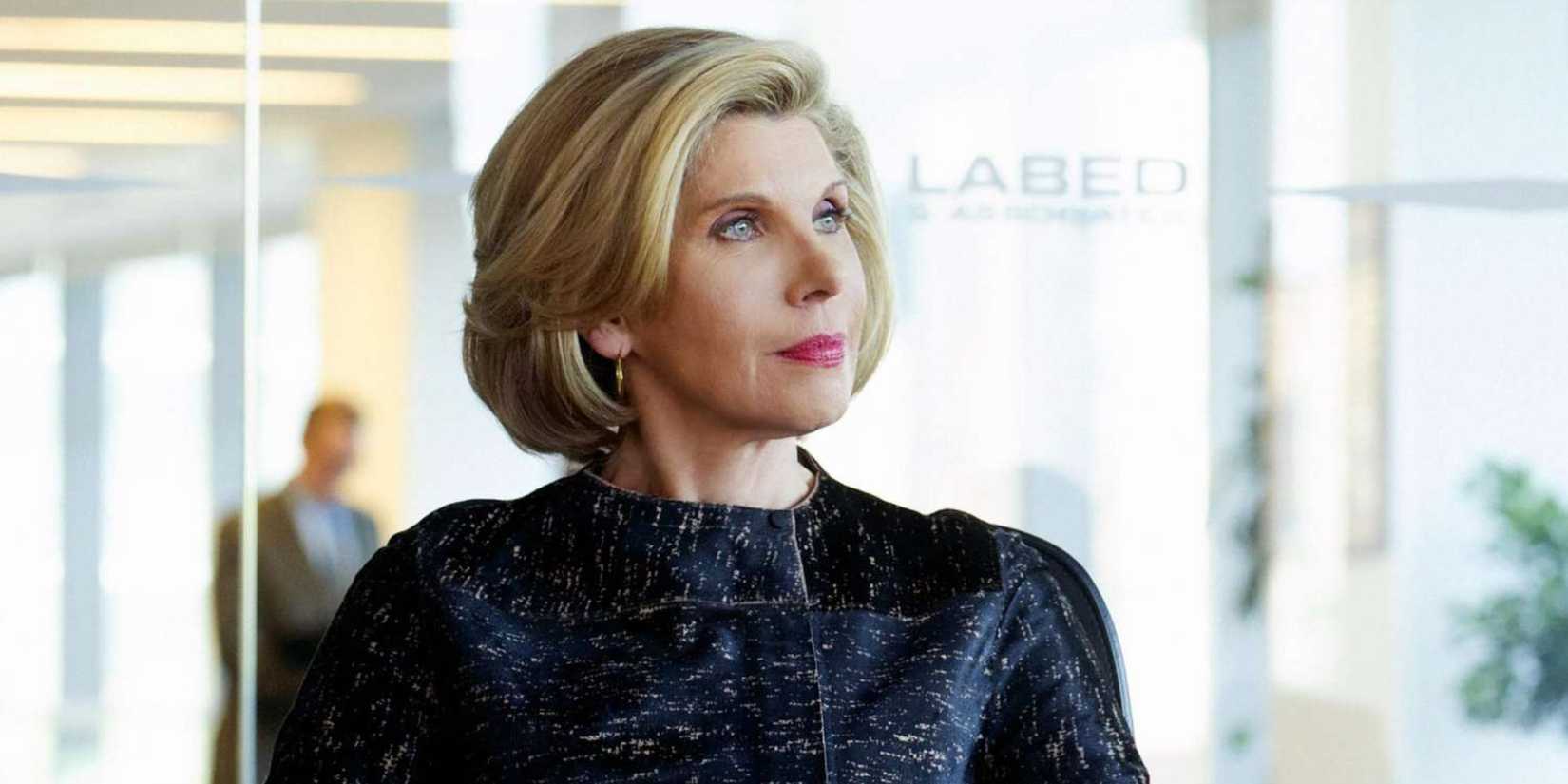 The Good Fight Diane em um escritório chique vestindo um vestido chique