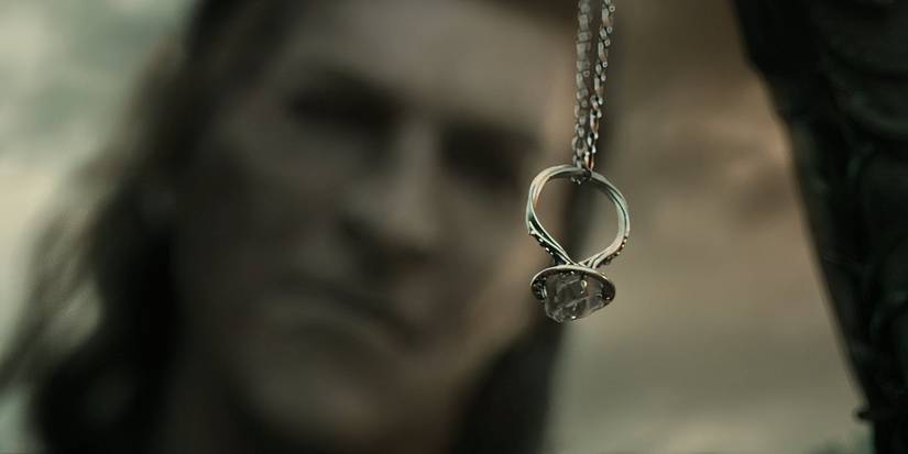 Адар держит Ненья в 2-м сезоне "Кольца власти" (2024)