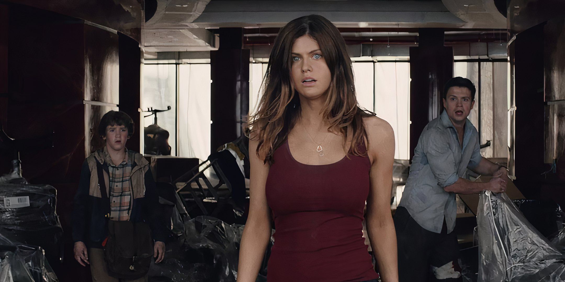 Alexandra Daddario as Blake looking worried in a desolate building in San Andreas