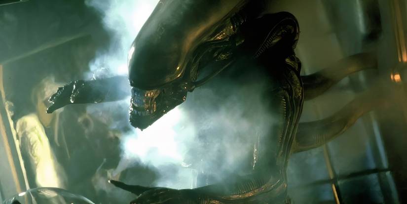 O Xenomorfo original cercado por fumaça de Alien (1979).