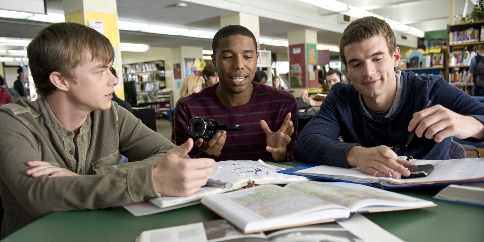 Andrew e seus amigos na biblioteca em Chronicle