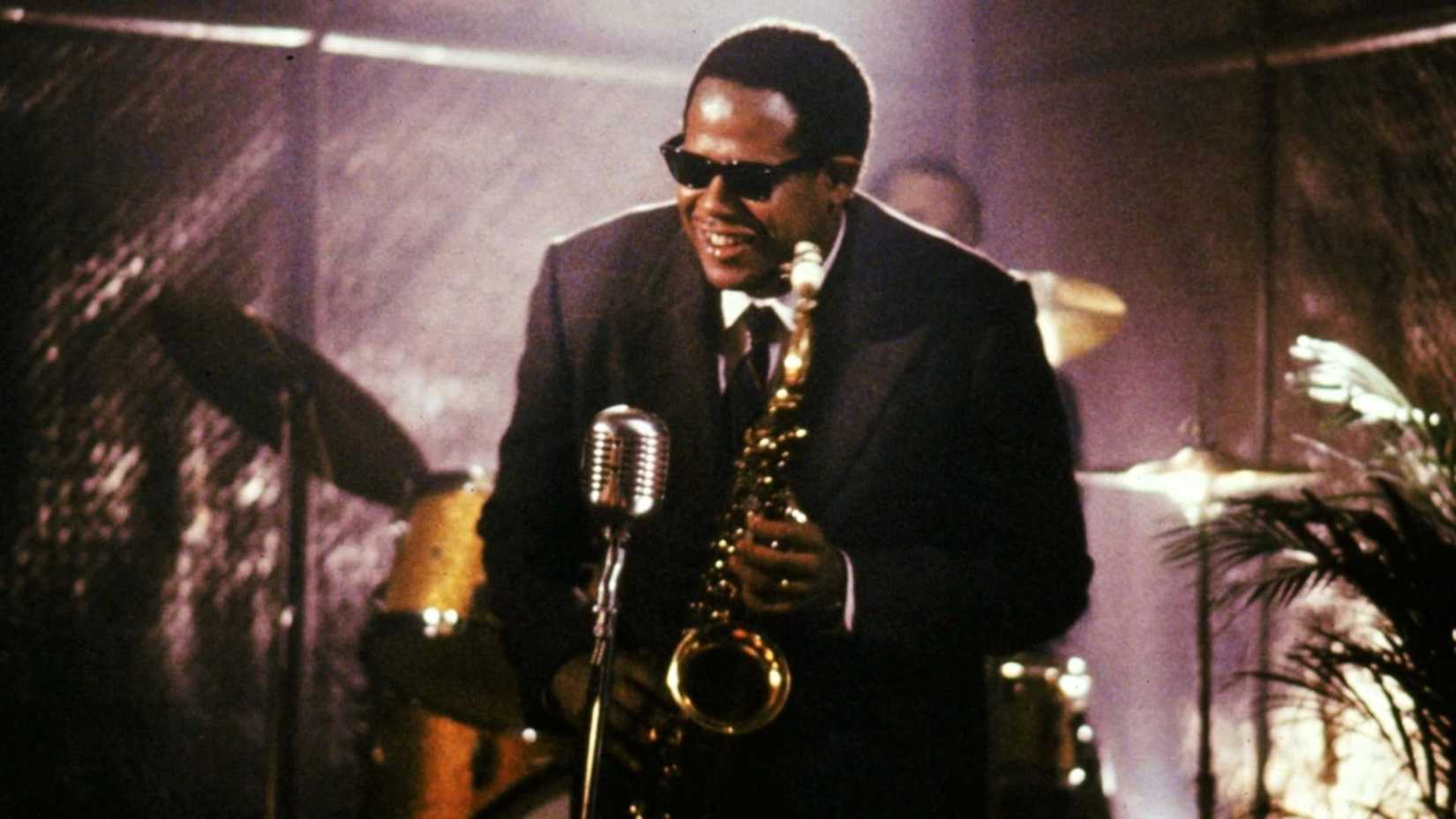 Forest Whitaker como Charlie 'Bird' Parker tocando saxofone em Bird