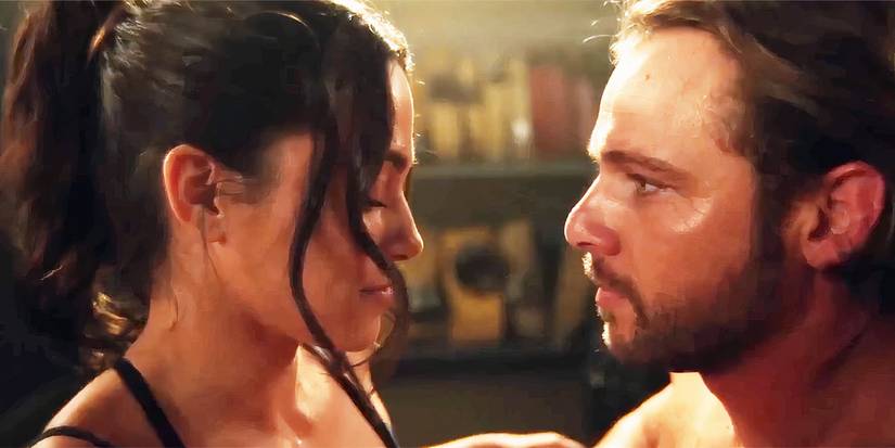 Bode e Gabriela sentados próximos no trailer da terceira temporada de Fire Country.