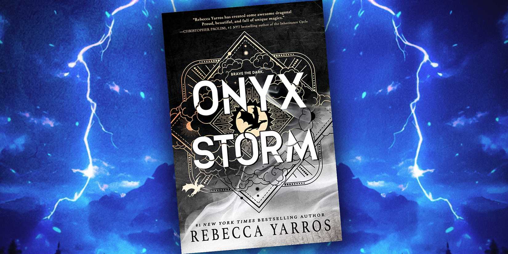 Обложка книги *Onyx Storm* от Ребекки Яррос на синем фоне с молниями