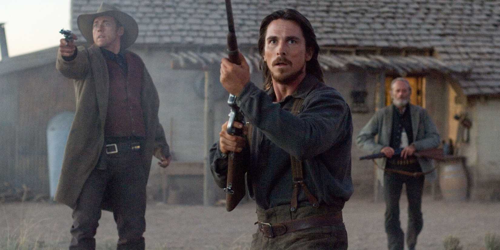 Christian Bale com um rifle em 3:10 To Yuma