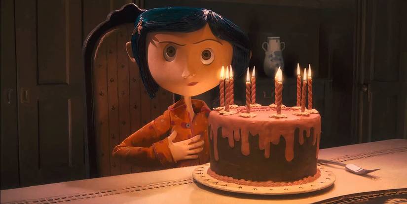 Coraline sentada ao lado de seu bolo de boas-vindas