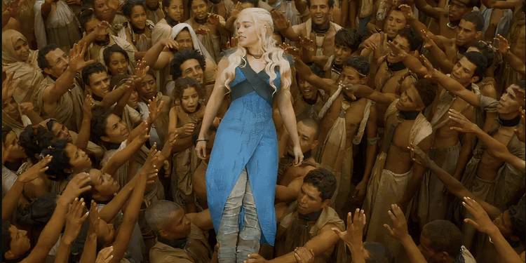 emilia clarke game of thrones blue dress The blue dress of Daenerys Targaryen (Emilia Clarke) in Game of Thrones S04E08
