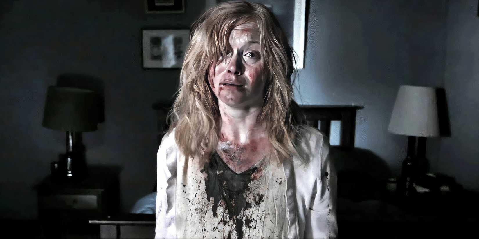 Essie Davis como Amelia com uma camisa ensanguentada e parecendo cansada em The Babadook