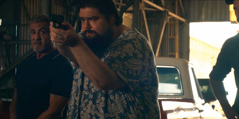 Fred (Justin Garcia-Pruneda) mirando uma pistola na 8ª temporada de Tulsa King