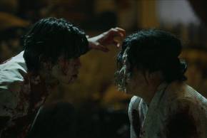 Jang Tae-sang raises a hand to attack Mrs. Nawol in Gyeongseong Creature 2