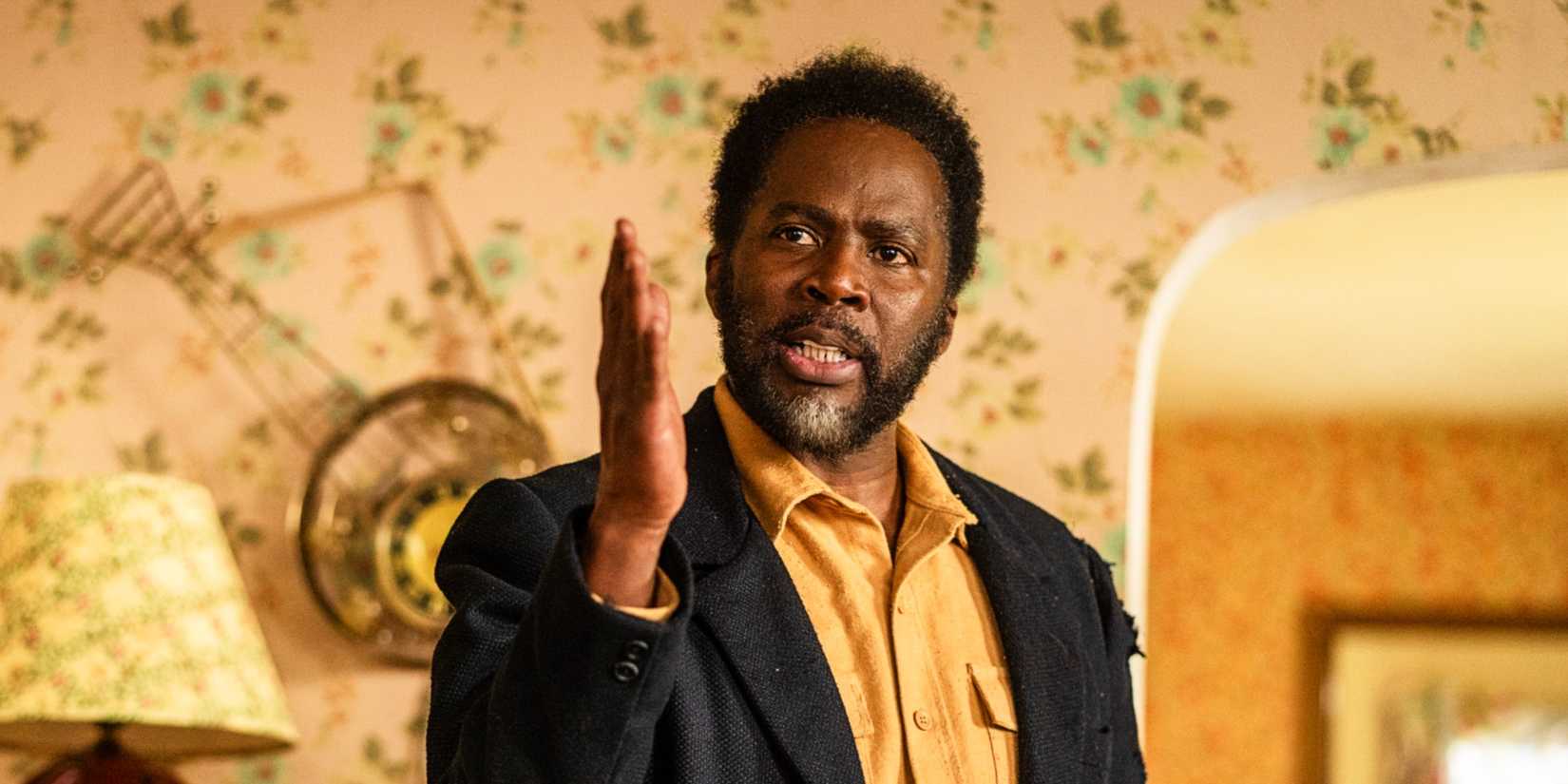 Harold Perrineau as Boyd talking with his hand pointing forward in From season 3