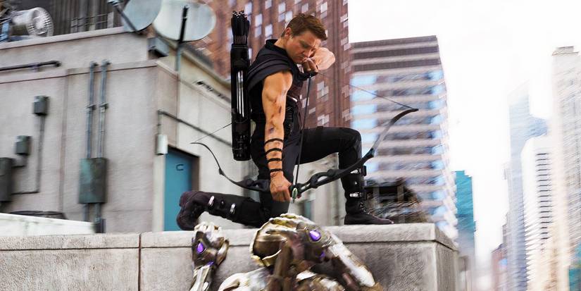 Gavião Arqueiro atirando em um Chitauri em Os Vingadores