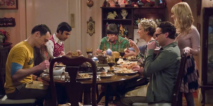 A gangue reunida na mesa de Ação de Graças da mãe de Howard em The Big Bang Theory