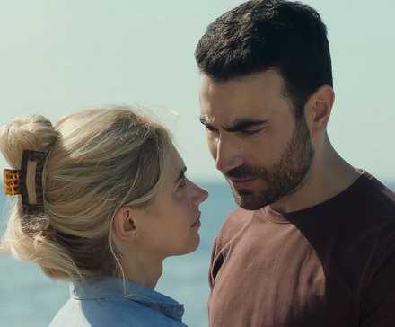 Имген Путс и Бретт Голдштейн с тоской смотрят друг на друга в фильме "All of You"