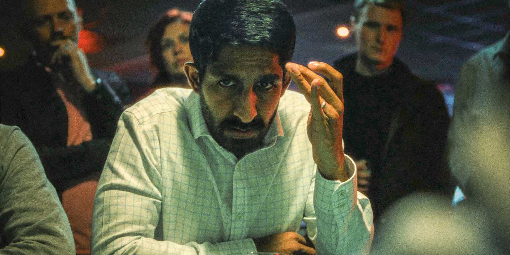 Rishi Ramdani (Sagar Radia) em uma cena tensa na série Industry
