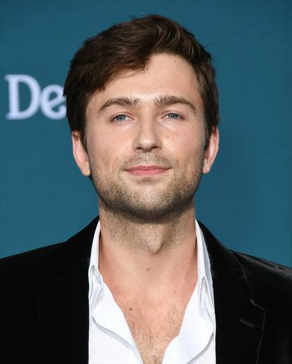 Kopfschuss von Brandon Sklenar