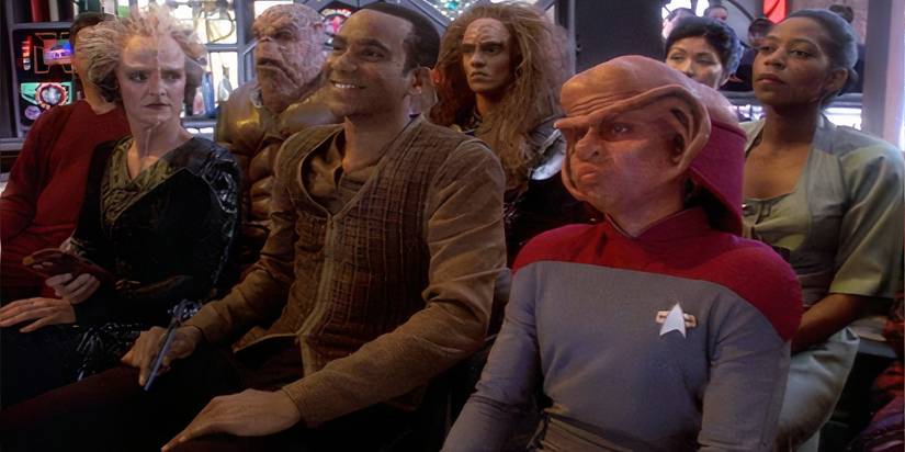 Jake e Nog no leilão de 'In The Cards' em DS9