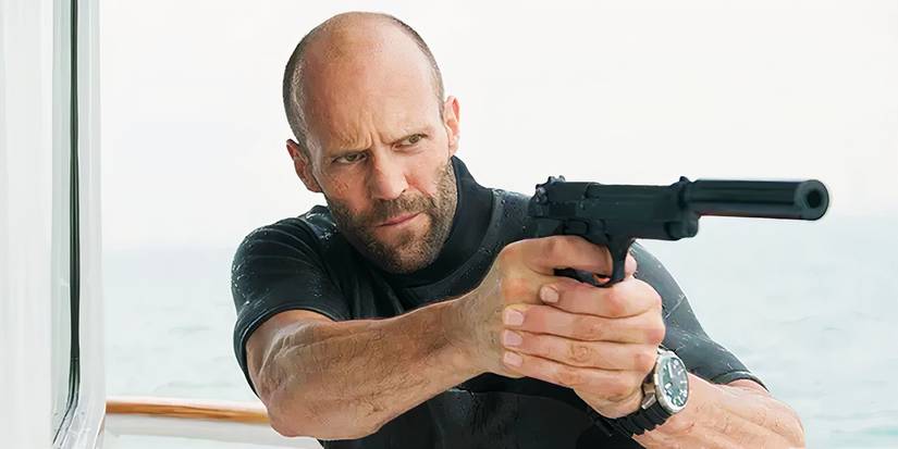 Jason Statham as Arthur Bishop with a gun in The Mechanic