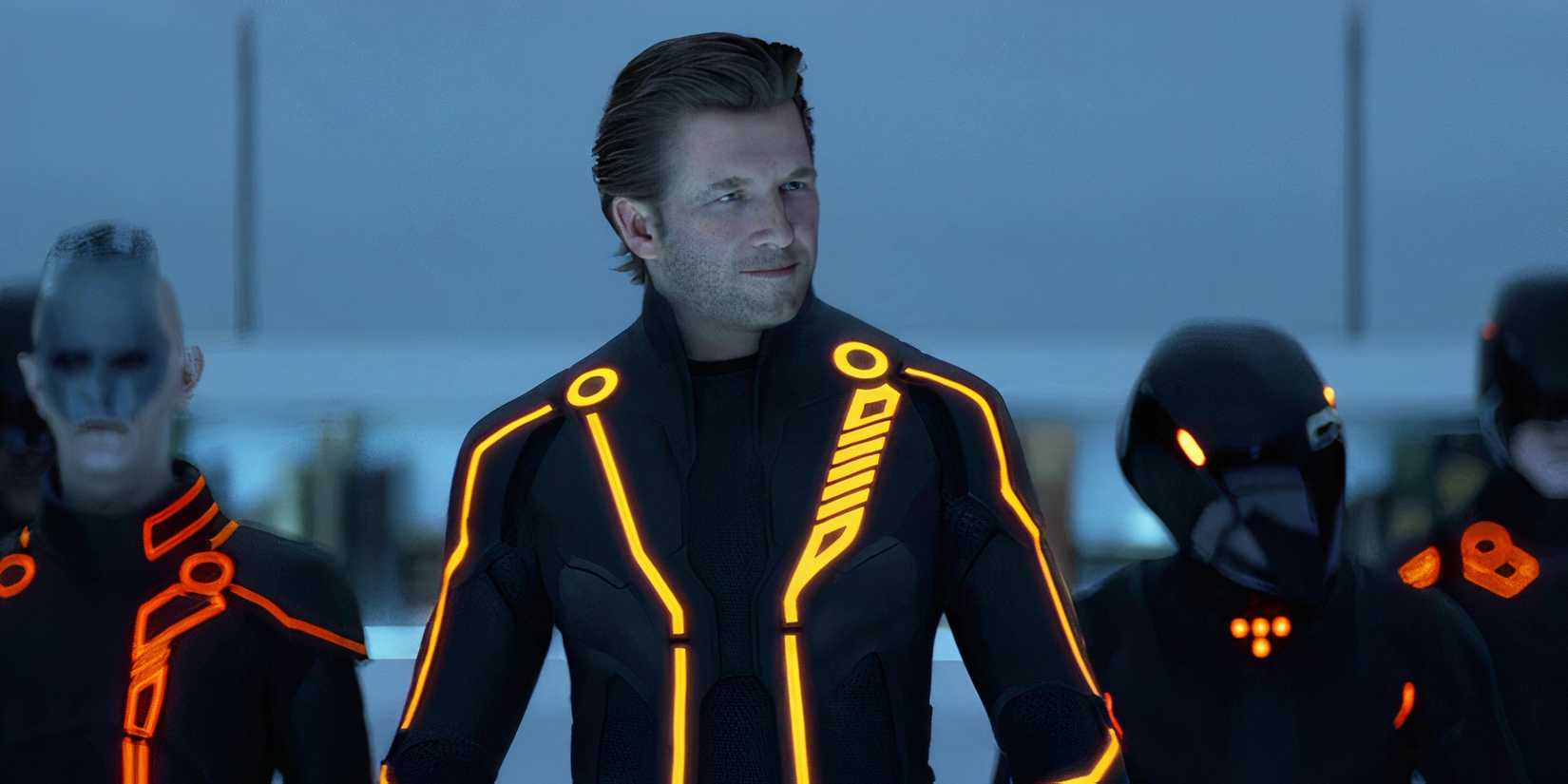 Jeff Bridges as Clu standing in front of his soldiers in Tron Legacy