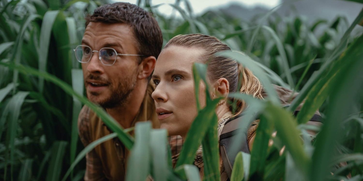 Jonathan Bailey and Scarlett Johansson in long grass in Jurassic World Rebirth