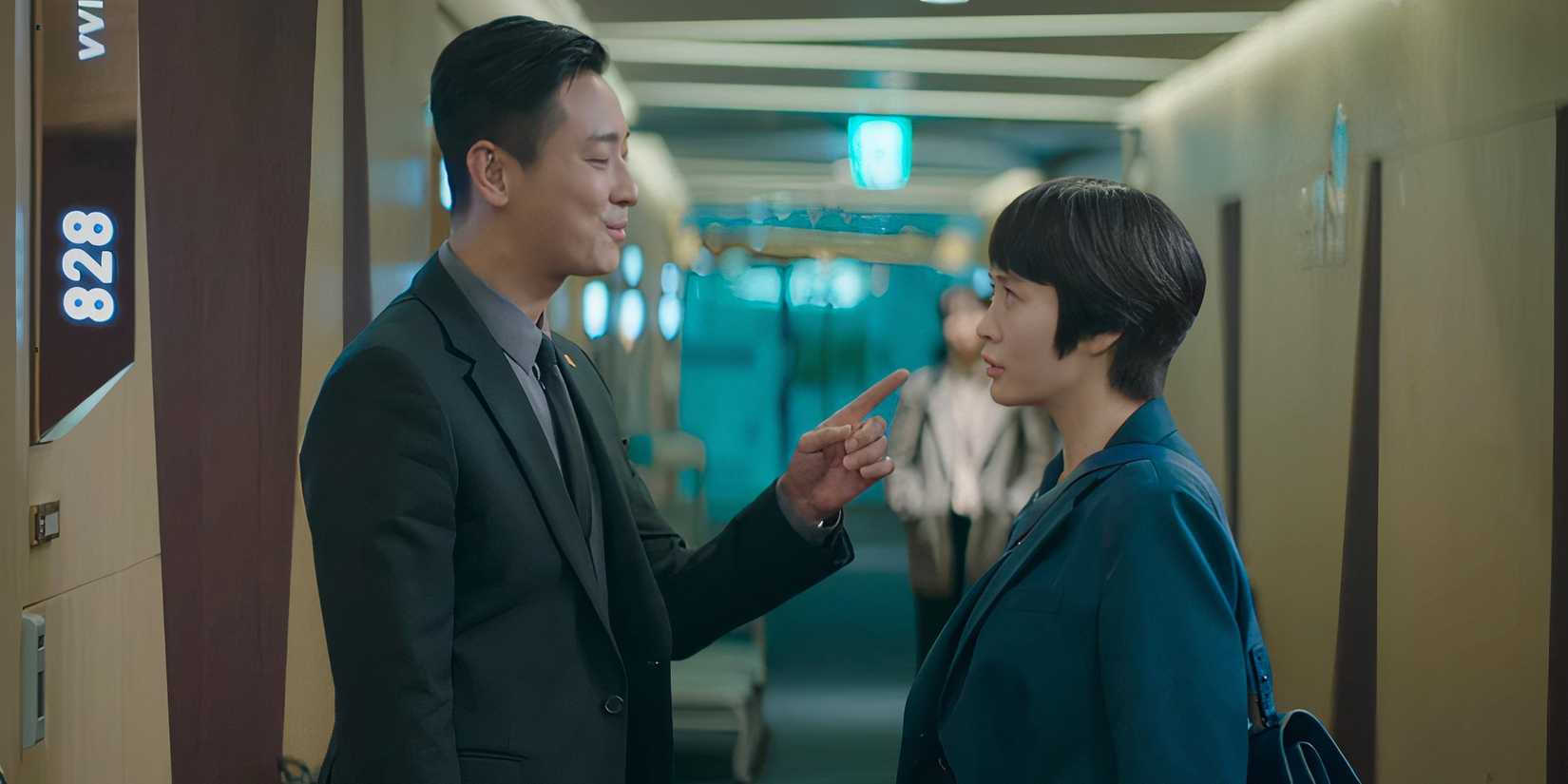 Kim Hye-soo As Jung Geum-ja and Ju Ji-hoon As Yoon Hee-jae talking in a hallway in Hyena