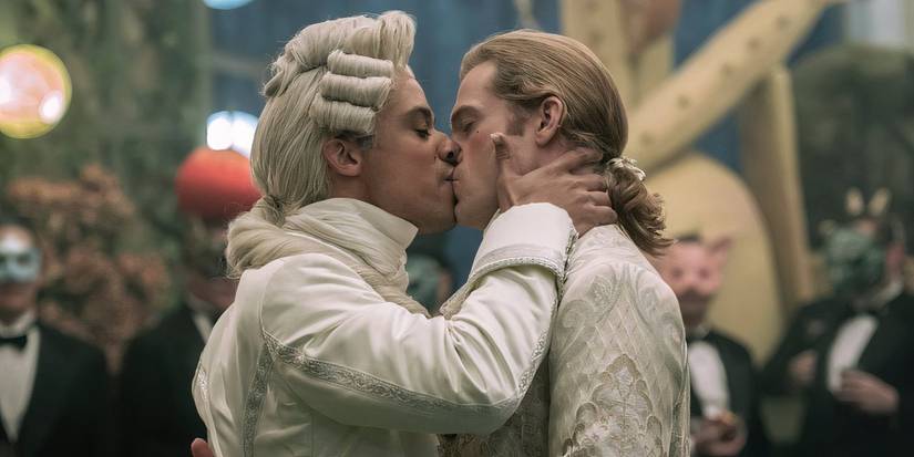Lestat de Lioncourt and Louis De Pointe du Lac kiss In Interview with the Vampire.