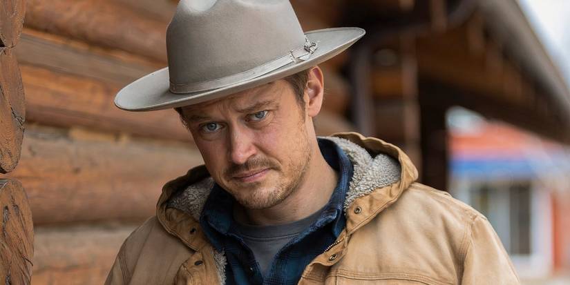 Michael Dorman as Joe Pickett standing outside a building