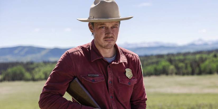 Michael Dorman como Joe Pickett em pé do lado de fora com sua arma.
