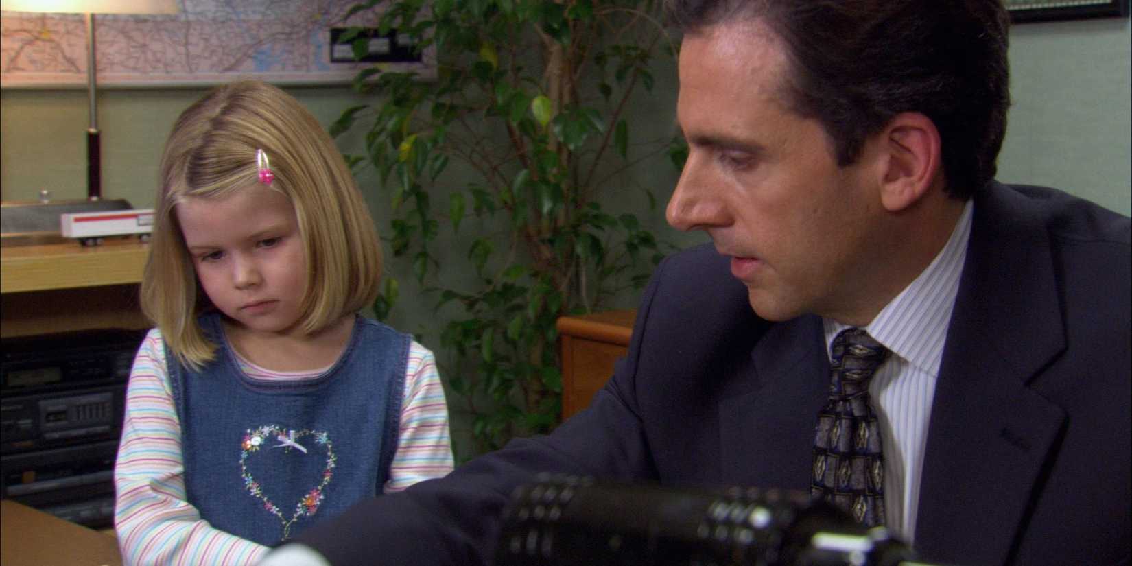 Michael em seu escritório com a filha de Toby em The Office
