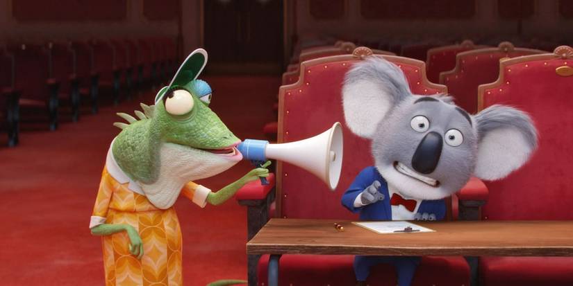 Miss Crawley falando em um megafone no ouvido de Buster Moon em Sing