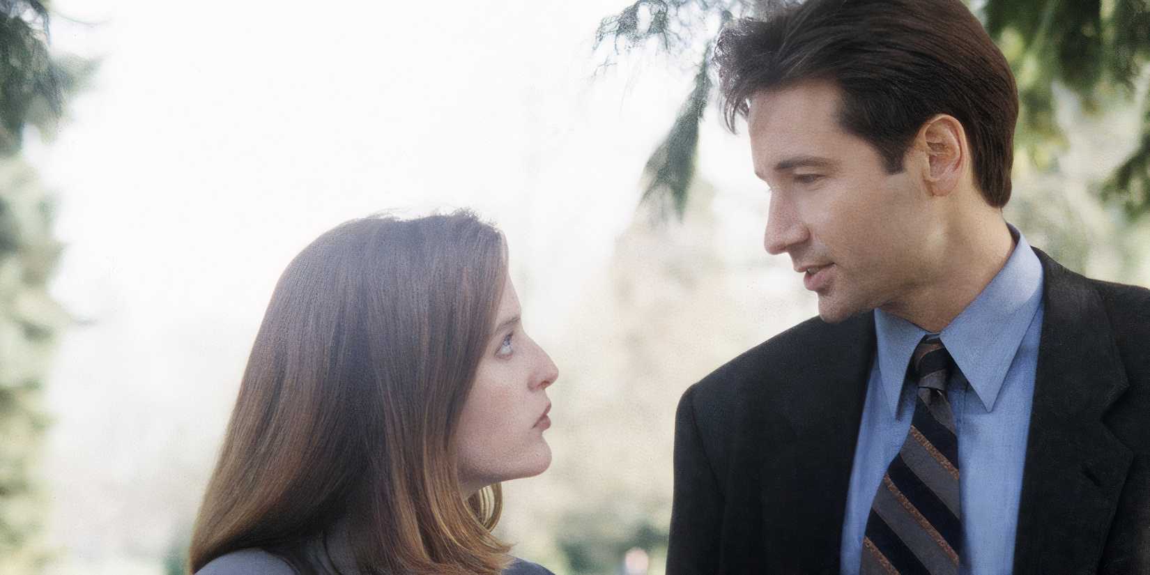 Scully (Gillian Anderson) and Mulder (David Duchovny) in The X-Files pilot
