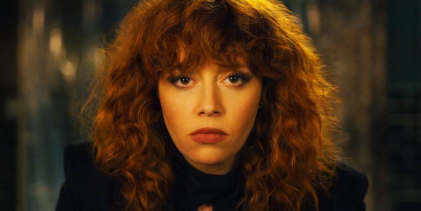 Natasha Lyonne em reflexo de espelho na série Boneca Russa