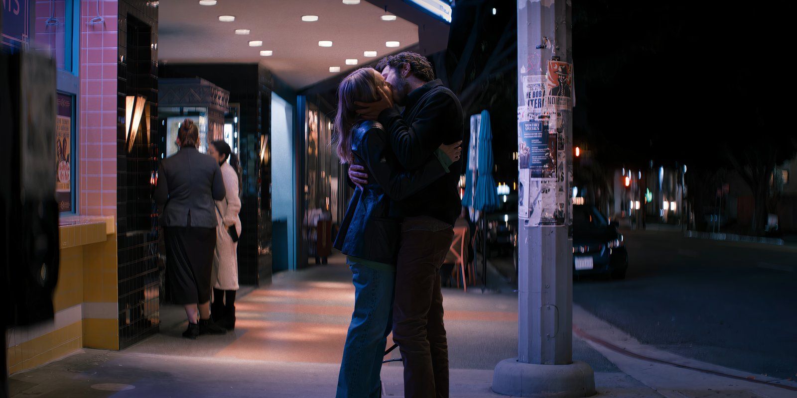 Noah and Joanne kiss while standing on the sidewalk in Nobody Wants This